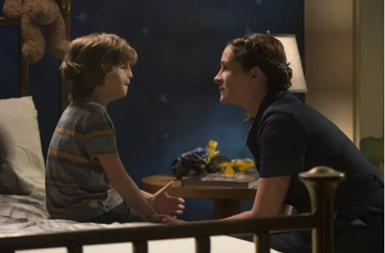 Cena de acolhimento entre mãe e filho